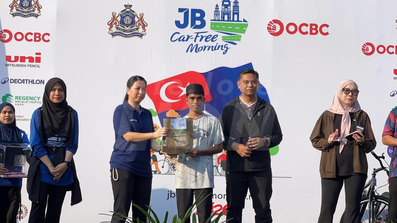 Southern Lion Promotes Oral Health at JB Car-Free Morning